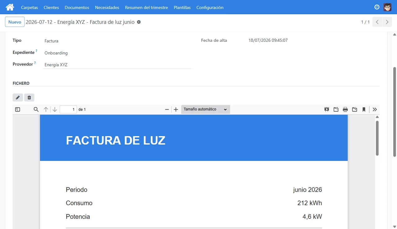 Fitxa d'un document amb la factura en PDF vista dins del tauler
